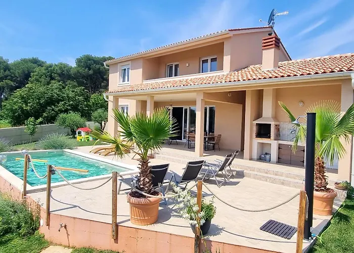 Mira Villa